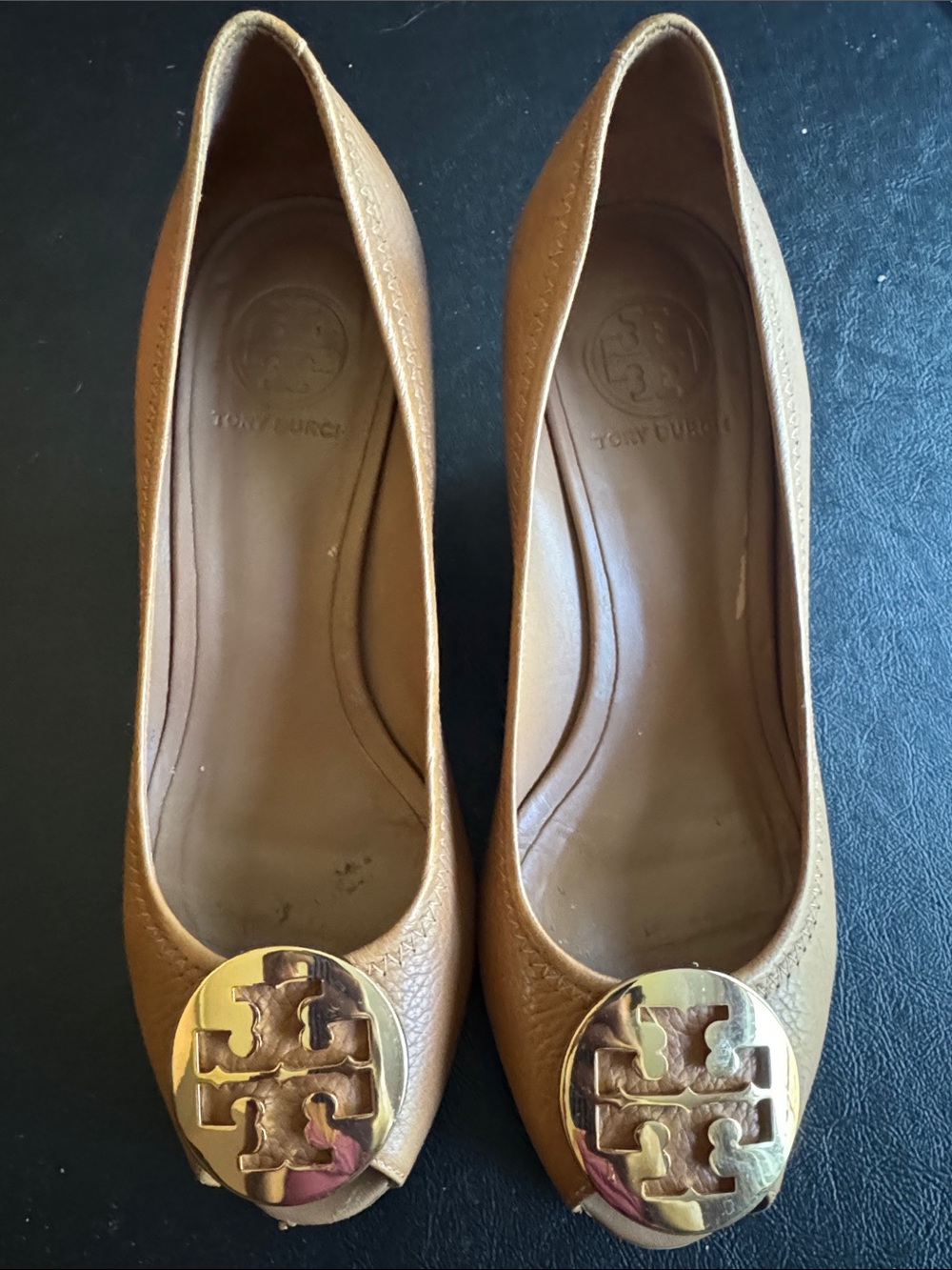Tory Burch Women's Tan Wedge Peep Toe with Gold Logo